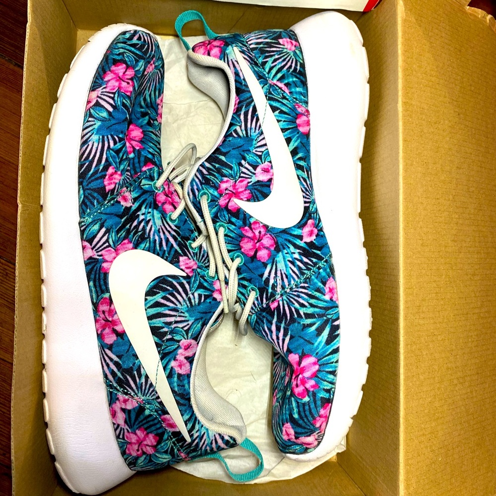 Nike Roshe Runs Size 9 Floral Print